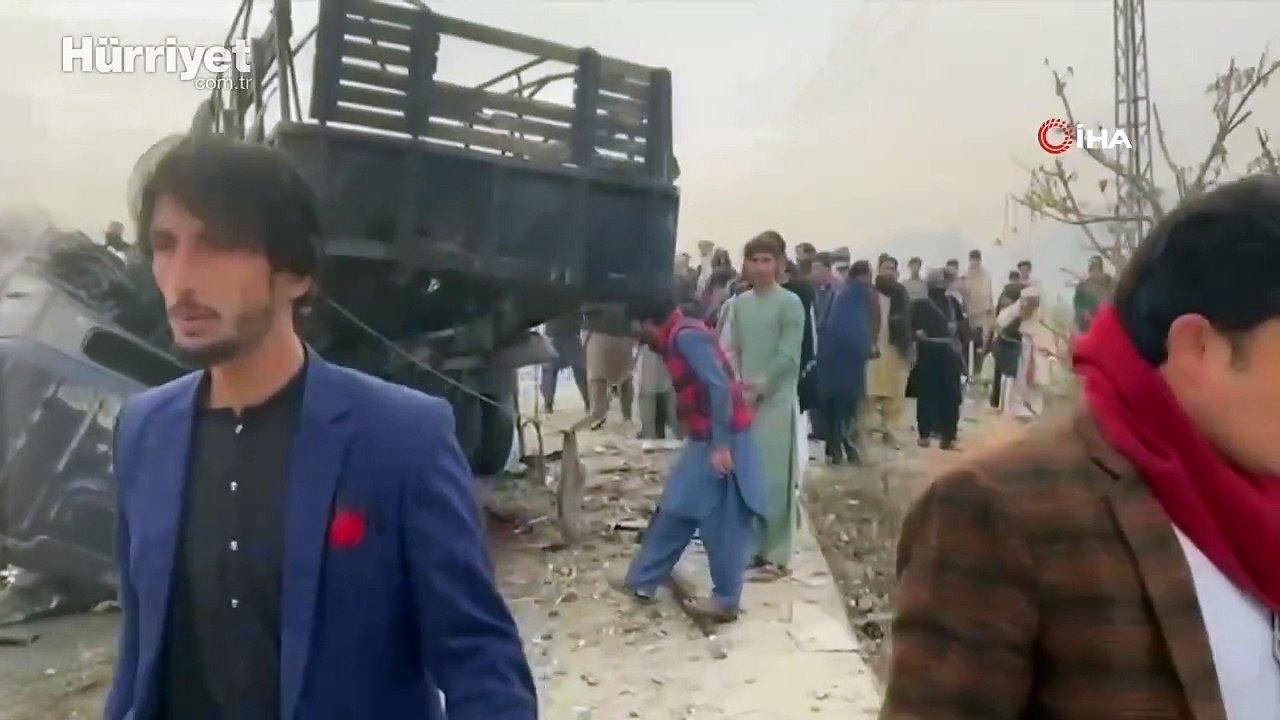 Pakistan’da polis aracına bombalı saldırı