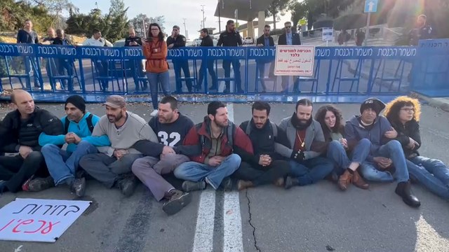 Elecciones ahora : manifestantes claman contra el Gobierno de Netanyahu frente al Parlamento de Israel