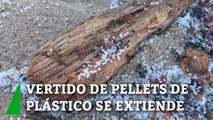 El vertido de pellets de plástico procedente del mercante 'Toconao' se ha extendido a varias zonas del litoral de Galicia