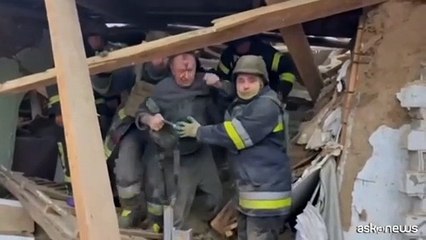 Ucraina, un uomo estratto vivo dalle macerie nella regione di Kharkiv