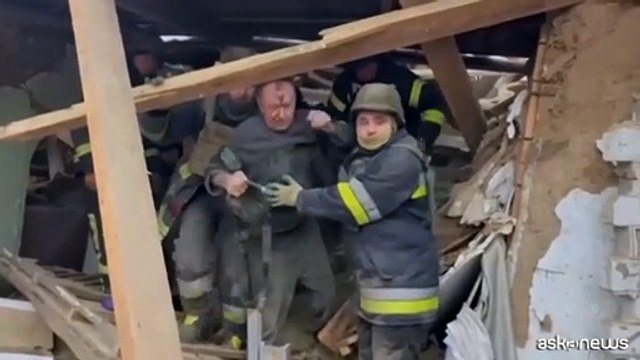 Ucraina, un uomo estratto vivo dalle macerie nella regione di Kharkiv
