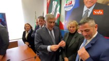 Tajani presenta i nuovi ingressi in Forza Italia e mette la spilla di Fi a Tripodi
