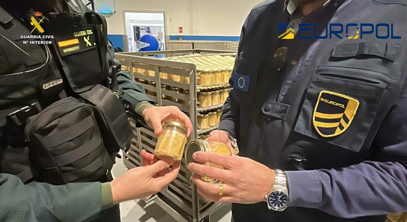 Guardia Civil incauta 120 mil botes de conserva de atún y 45 mil litros de aceite