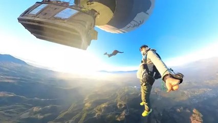 Uçak yerine sıcak hava balonlarından atlayış yaptılar