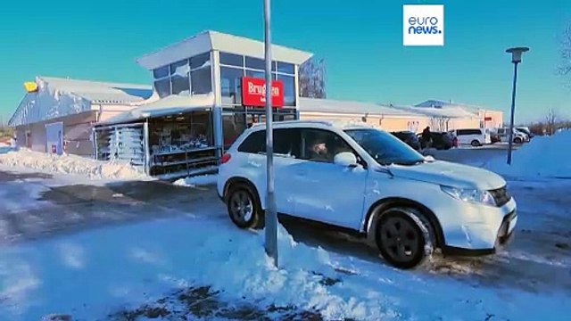 Снегопады и морозы нарушают жизнь европейцев