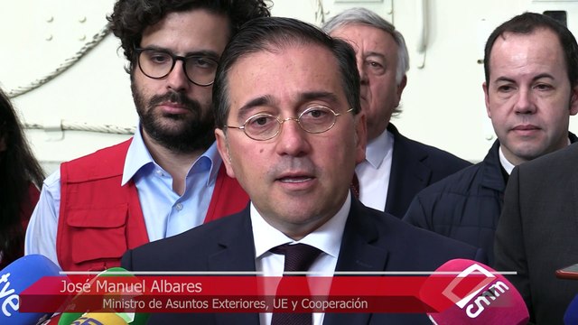 Albares visita las ambulancias blindadas que España enviará a Ucrania