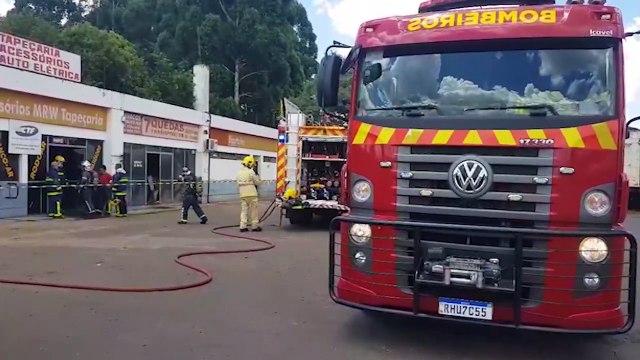 Tapeçaria na BR-277 em Cascavel é tomada pelas chamas