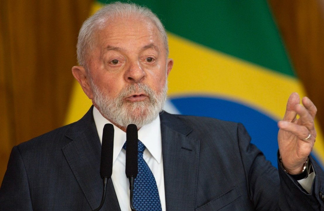'Muita energia': Lula inicia 2024 com banho de mar