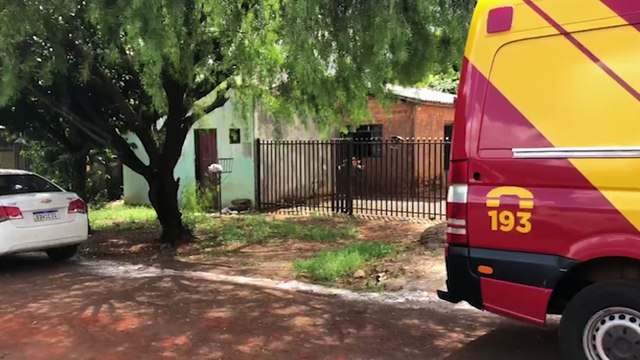 Mulher é socorrida pelo Siate após cair na calçada no Bairro Santos Dumont