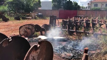 Bombeiros são acionados para suposto incêndio em edificação, mas militares encontram fogo em entulho