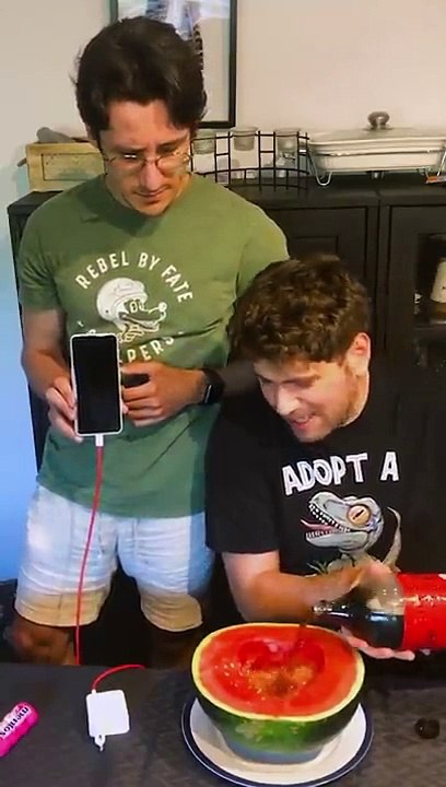 LIFE HACK de la SANDÍA CARGADOR  ¿LO SABÍAS_ ⚡ PROBANDO HACKS #Shorts