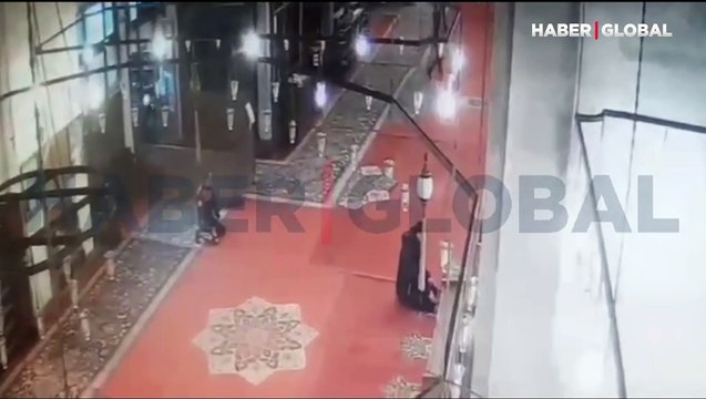 Fatih Camii'ndeki dehşet anları saniye saniye kamerada! İşte o anlar