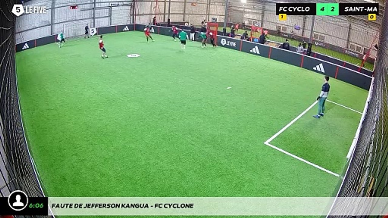 Faute de Jefferson Kangua - FC Cyclone