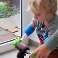 La joie de ce petit garçon lorsqu’il reçoit son vélo adapté !