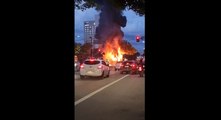 Ônibus incendiado atrapalha trânsito na Avenida Amazonas, em BH