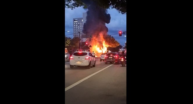 Ônibus incendiado atrapalha trânsito na Avenida Amazonas, em BH