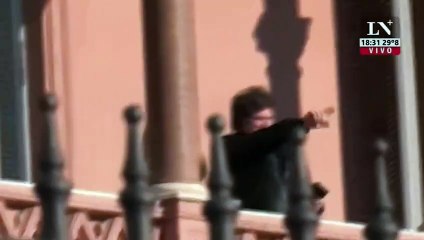 Milei y Fátima Flórez saludaron desde el balcón de Casa Rosada