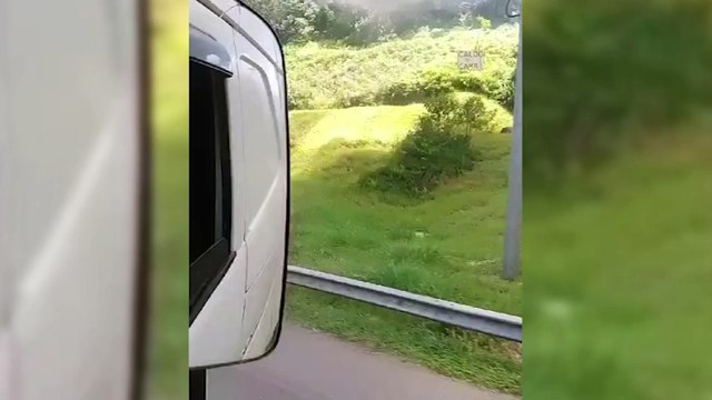 Caminhão dos Correios pega fogo e explode deixando rodovia congestionada