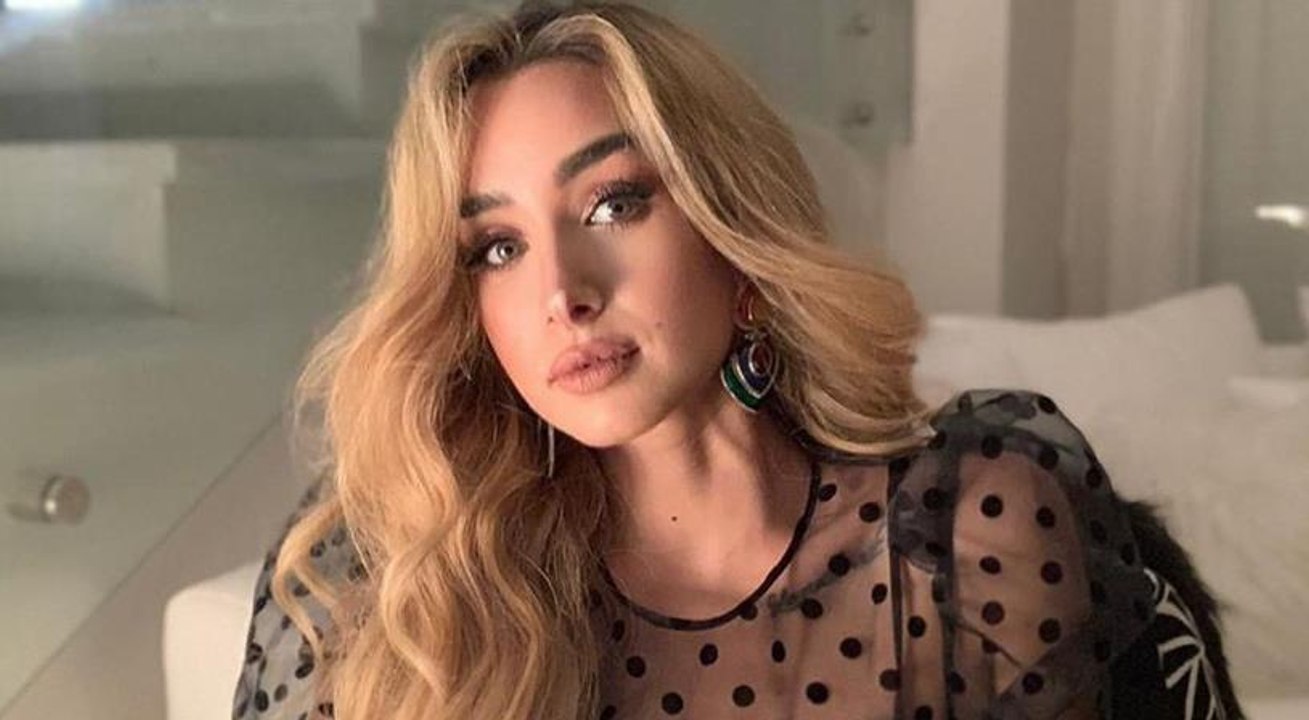 بديكور أسود وشموع سوداء هنا الزاهد تحتفل بعيد ميلادها