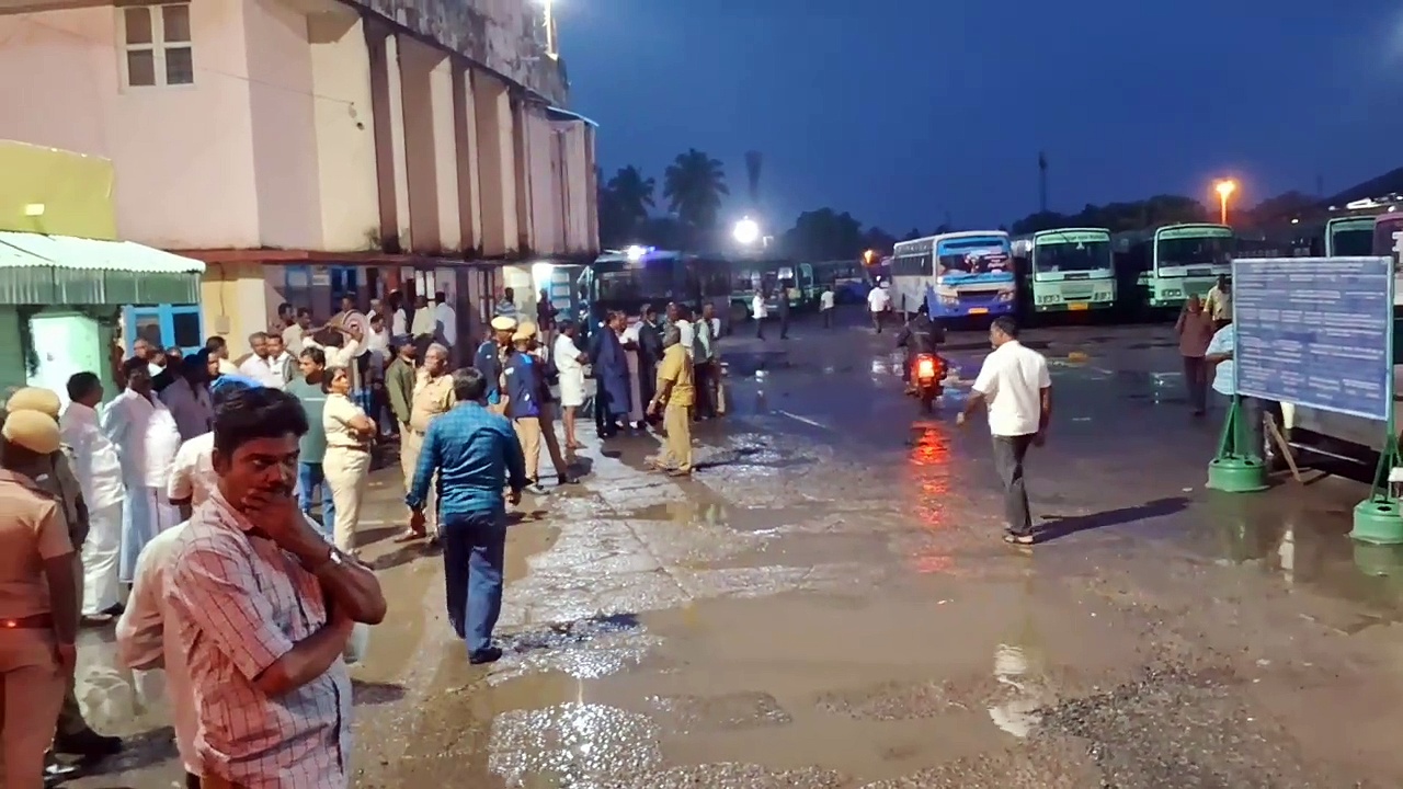 கடலூரில் போக்குவரத்து தொழிலாளர்களிடையே தள்ளு முள்ளு; பேருந்தை இயக்க எதிர்ப்பு தெரிவித்ததால் பரபரப்பு