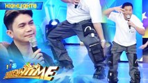 Ogie Alcasid proudly brags his new cargo pants to Vhong | It’s Showtime