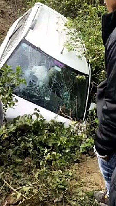 car falls into ditch, father dies, mother and son injured