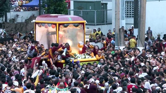 Philippine Catholics swarm Christ icon with 'healing powers' in massive parade