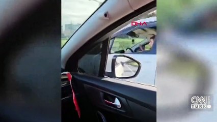 Öfkeli sürücü dehşeti: Önünü kesip camı yumrukladı