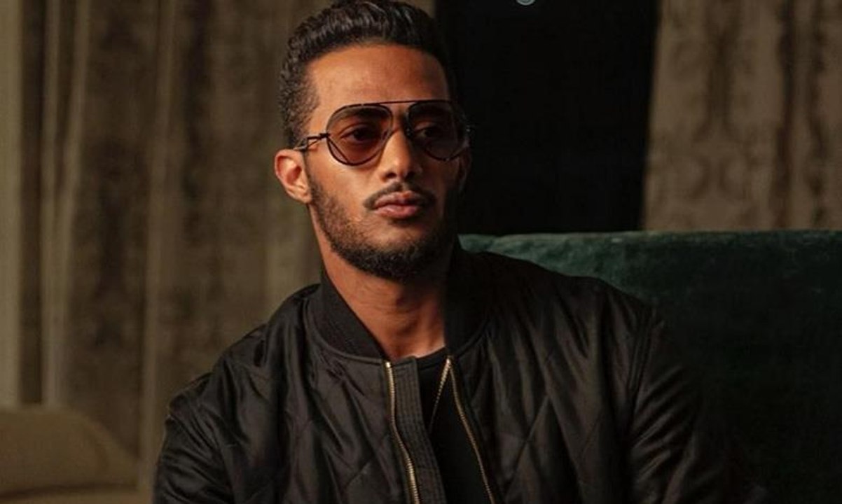 فتاة كويتية تقبّل محمد رمضان