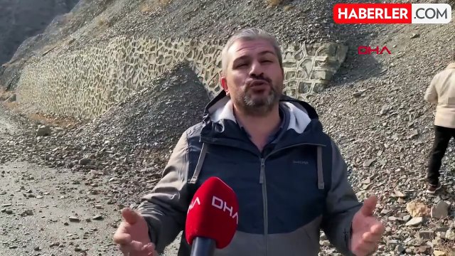 Artvin Yusufeli'de heyelan nedeniyle ulaşım kapanan yol için geçici yol inşa edildi