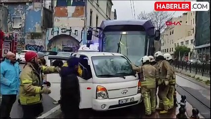 KARAKÖY'DE TRAMVAY KAMYONETE ÇARPTI: 1 YARALI
