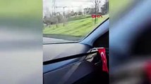 TEM Otoyolu'nda öfkeli sürücü yolunu kestiği otomobilin camını yumrukladı