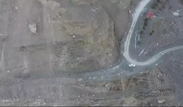 Heyelan riskli yol köylülerin kâbusu oldu! 'Burada ev yandı, itfaiye çıkamadı'