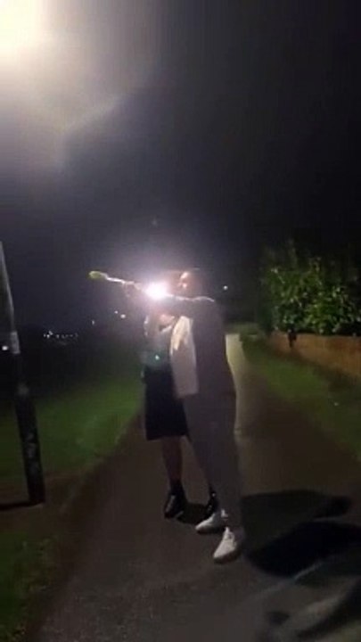 Drole de façon de lancer un feu d'artifice...