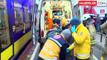 Karaköy'de Tramvay Kamyonete Çarptı