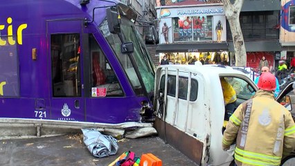 Karaköy'de tramvay kamyonete çarptı