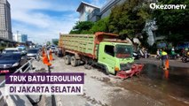 Truk Bermuatan Batu Split Terguling di Jalan MT Haryono, Jakarta Selatan