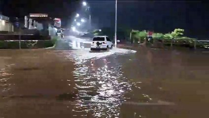 Chuva alaga beira-mar na Praia Brava