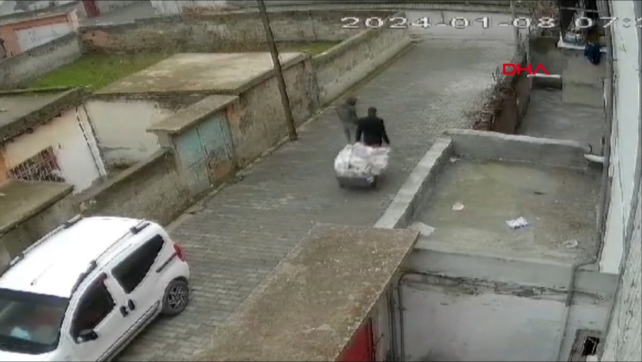 Batman´da çekçekle rögar kapağı hırsızlığı kamerada