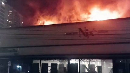 Incêndio toma conta de telhado de conjunto de lojas no Cabral