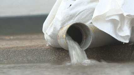 Pas-de-Calais: à Arques, des sinistrés découragés nettoient dans le froid