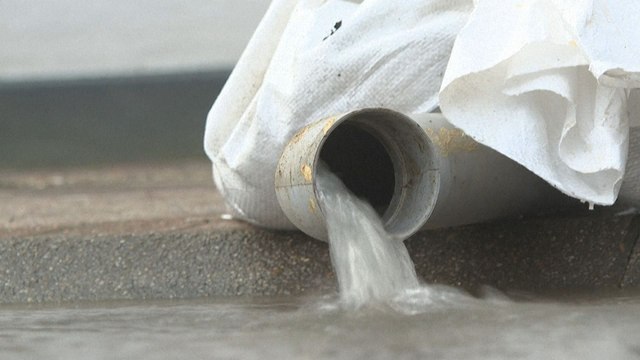 Pas-de-Calais: à Arques, des sinistrés découragés nettoient dans le froid