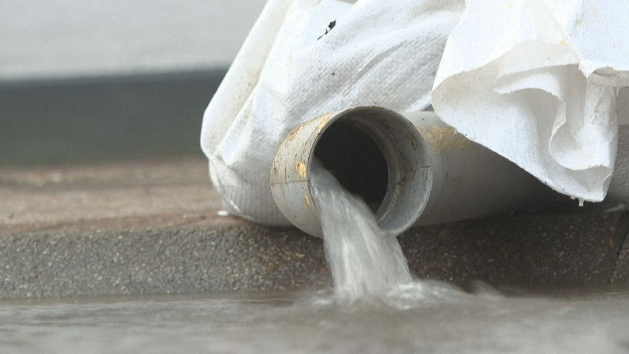 Pas-de-Calais: à Arques, des sinistrés découragés nettoient dans le froid