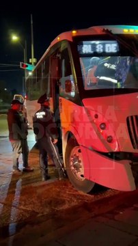 #Preliminar Un camión de transporte de personal terminó impactado contra un semáforo sobre el cruce de las avenidas Miguel López de Legaspi y Gobernador Curiel, a decir del chófer, un tráiler le corto la circulación y provocó el percance #GuardiaNocturna