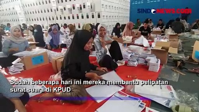 Banyak Ibu Rumah Tangga di Jombang Menjadi Pelipat Surat Suara Pemilu
