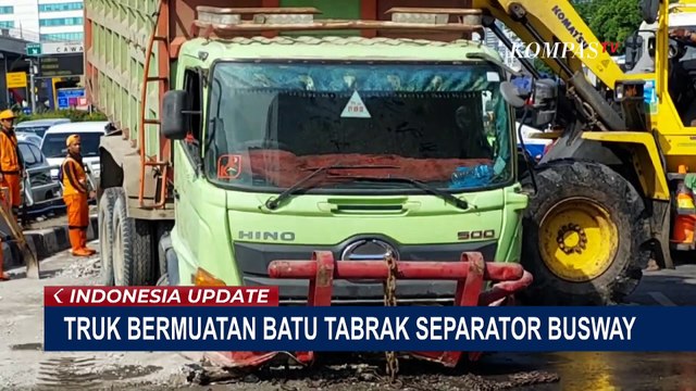 Truk Tabrak Separator Busway Hingga Terguling di Jalan Lintas Timur Sumatera