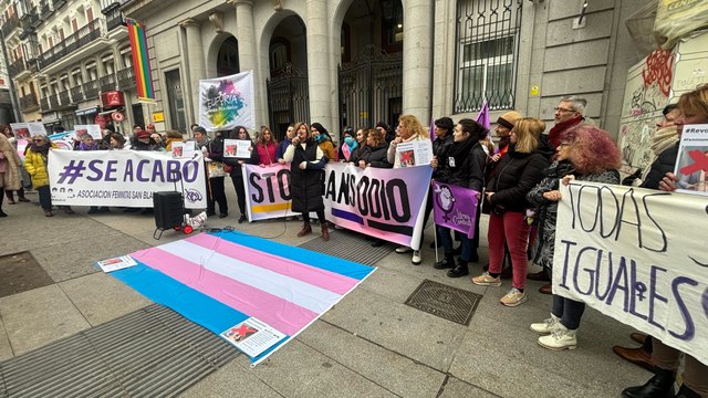 Votar al PSOE es votar transfobia : concentración frente al Ministerio de Igualdad para reclamar el cese de Isabel García por sus posiciones transfobas