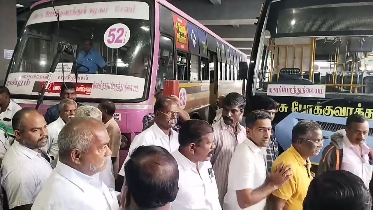 சேலத்தில் பேருந்தை இயக்கிய ஓட்டுநருக்கு மிரட்டல் விடுத்த தொழிற்சங்க நிர்வாகிகளால் பரபரப்பு