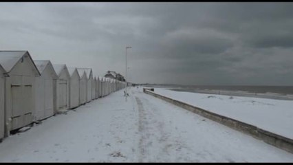 Le spiagge del D-Day in Normandia coperte di neve