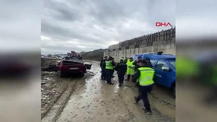 Otomobil, otoyol inşaatı viyadük temeline uçtu: 3 ölü